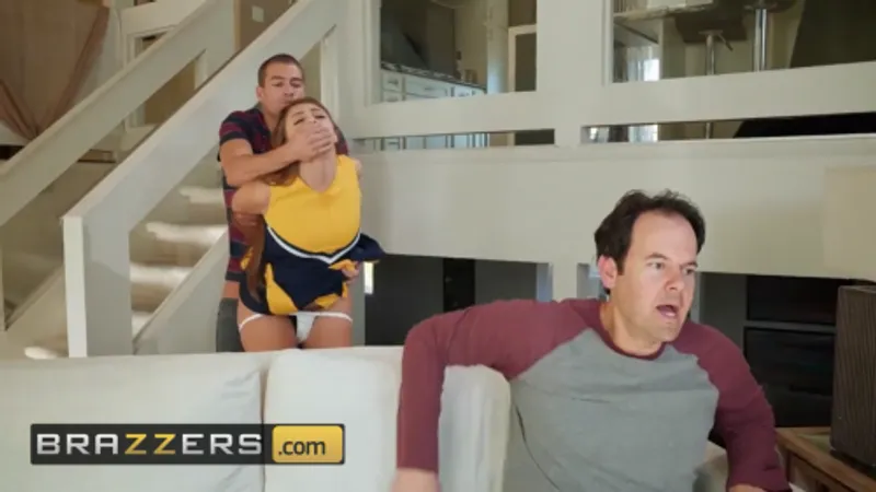 Cô con gái bị gấu mà không hay biết