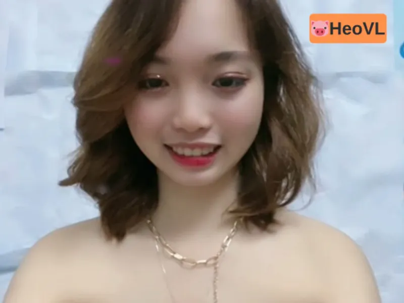 Em học sinh cấp 3 quay cận cảnh cái cô bé to hồng hào