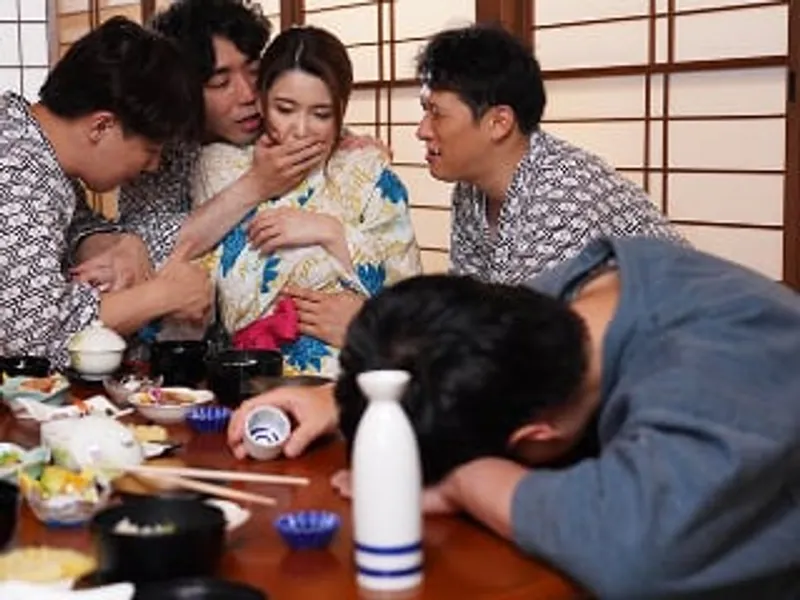 đưa cô vợ đi suối nước nóng, chồng yêu không biết vợ yêu bị người khác nắc sấp mặt