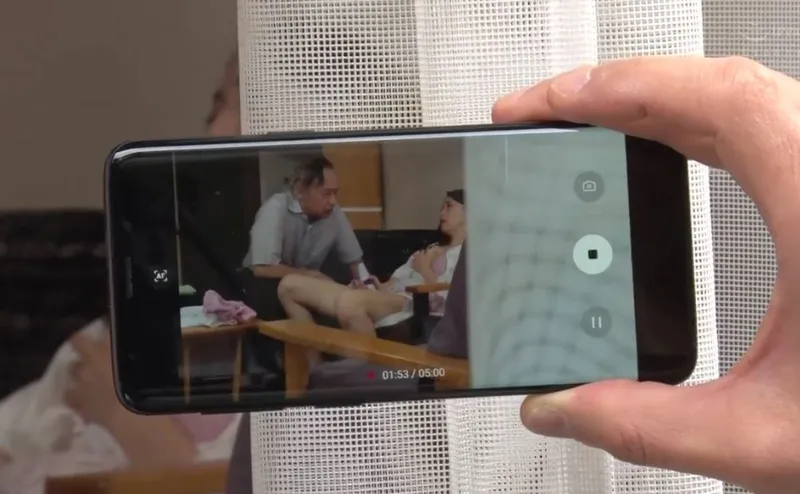 Vợ sắp cưới của con trai gian díu với bố ông chồng bị gã tiền bối khu phố phát hiện