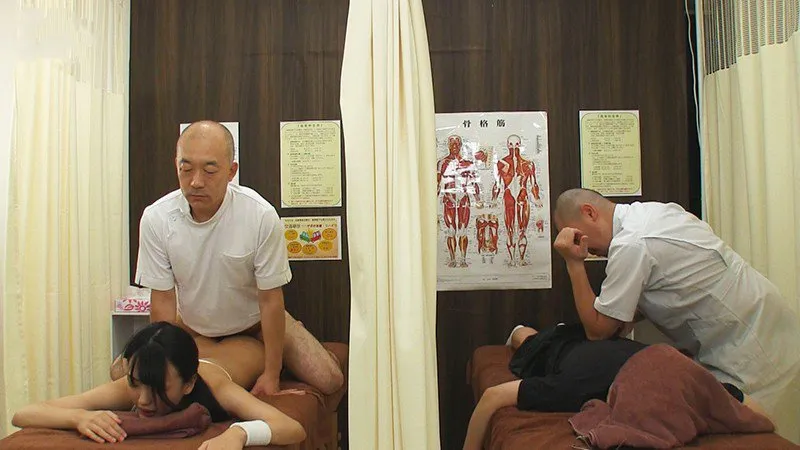 Dẫn eny đi mát-xa rồi bị làm tình cạnh bên mà không hề hay biết