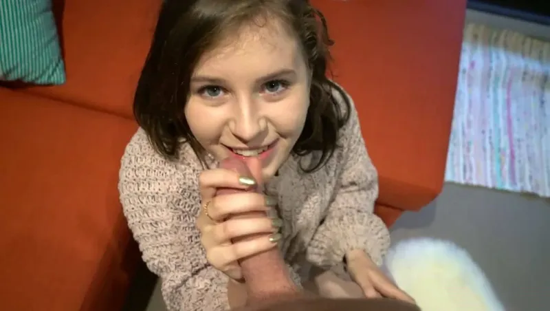 Bắn tinh ngập chiếc lỗ lồn hồng của bồ dễ thương